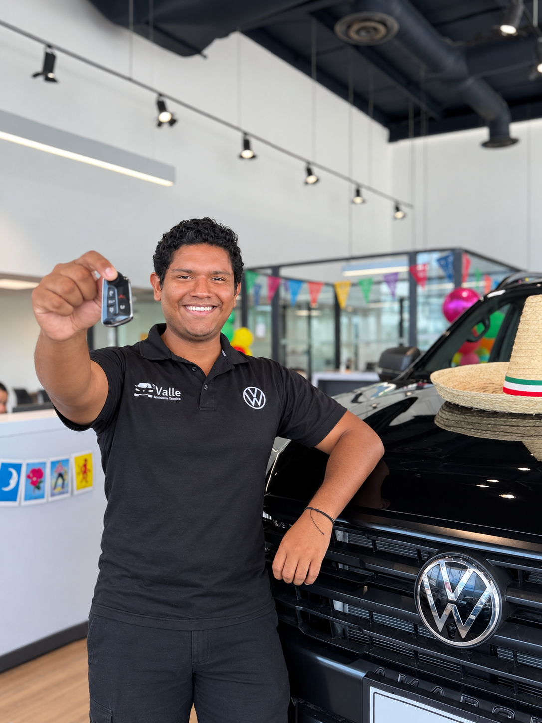 Charly Hernández junto a un Volkswagen en la agencia